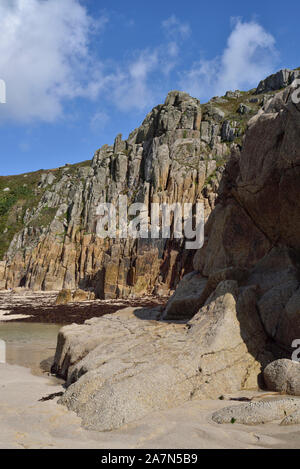 Die einsamen Strand westlich von Logan Rock, in der Nähe von Porthcurno, Cornwall. Der Strand kann nur durch einen engen, steilen Abstieg von der Küste weg erreicht werden. Stockfoto