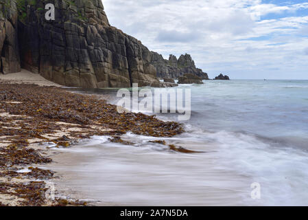 Die einsamen Strand westlich von Logan Rock, in der Nähe von Porthcurno, Cornwall. Der Strand kann nur durch einen engen, steilen Abstieg von der Küste weg erreicht werden. Stockfoto