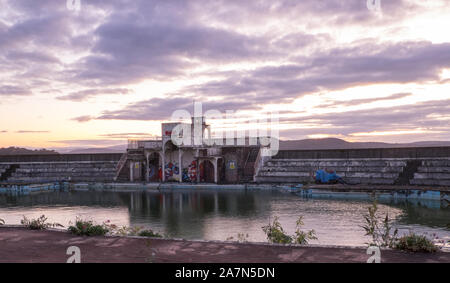 Heruntergekommene Art-déco-Lido in Grange Over Sands Stockfoto