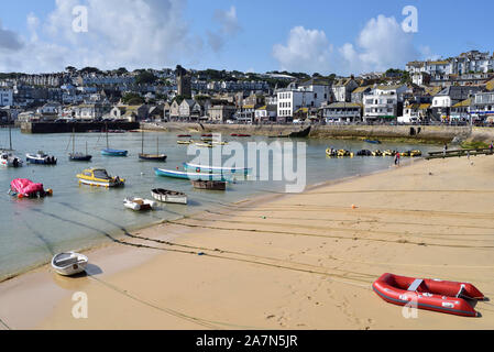 Kleine Boote am Hafen Strand in St Ives, Cornwall vertäut. Stockfoto