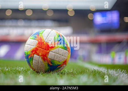 Fußball auf dem Platz vor dem Finale zwei Teams Stockfoto