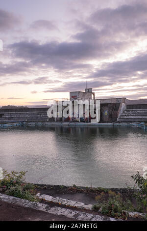 Heruntergekommene Art-déco-Lido in Grange Over Sands Stockfoto