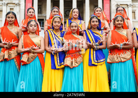 Trafalgar Square, London, UK. 3. November, 2019. Tänzerinnen und Tänzer in bunten Saris und Kostüme posieren für Fotos in Trafalgar Square während Diwali - das Fest des Lichts, Feiern in London. Hunderte von Hindus, Sikhs, Jains und Menschen aus allen Gemeinschaften nehmen an Diwali feiern in LondonÕs Trafalgar Square. Diwali s jedes Jahr gefeiert mit einem kostenlosen Konzert der traditionellen, religiösen und Zeitgenössische asiatische Musik und Tanz. Credit: Dinendra Haria/Alamy leben Nachrichten Stockfoto
