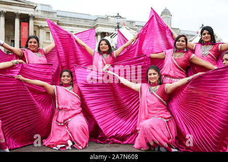 Trafalgar Square, London, UK. 3. November, 2019. Tänzerinnen und Tänzer in farbenprächtigen Kostüme posieren für Fotos in Trafalgar Square während Diwali - das Fest des Lichts, Feiern in London. Hunderte von Hindus, Sikhs, Jains und Menschen aus allen Gemeinschaften nehmen an Diwali feiern in LondonÕs Trafalgar Square. Diwali s jedes Jahr gefeiert mit einem kostenlosen Konzert der traditionellen, religiösen und Zeitgenössische asiatische Musik und Tanz. Credit: Dinendra Haria/Alamy leben Nachrichten Stockfoto