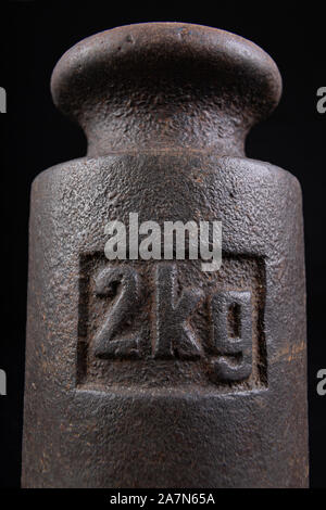 Das alte Gewicht Rohstoffe aus der kommunistischen Ära zu wiegen. Shop Zubehör auf einem gestohlenen Tabelle. Der dunkle Hintergrund. Stockfoto