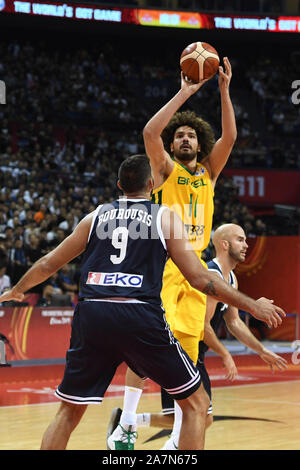 Brasilianische professioneller Basketballspieler Anderson Varejao, Mitte, springt in die Kerbe an der zweiten Runde der Gruppe F Brasilien Griechenland 2019 FIBA Basketball vs. Stockfoto