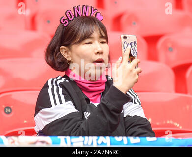 LONDON, ENGLAND - März 2, 2019: die Fans, die in den Ständen vor der 2018/19 Premier League Spiel zwischen den Tottenham Hotspur und dem FC Arsenal im Wembley Stadion. Stockfoto