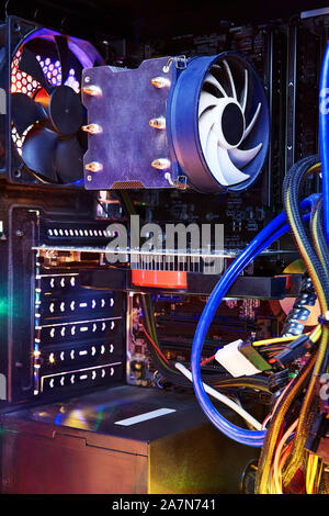 Grafikkarte oder GPU Video Ausgang der Stecker in einem Steckplatz auf der Hauptplatine ein Monitor an Ihren Computer anschließen. Kühlkörper und Lüfter der Zentralen proc Stockfoto