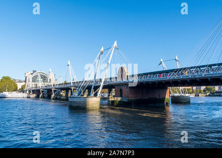 Die Hungerford und Goldenes Jubiläum Brücken über die Themse Stockfoto