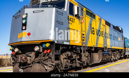 Lokführer Wellen aus einem VIA Rail Zug als Es fallowfield Station in Ottawa's Barrahaven Nachbarschaft fährt. Stockfoto