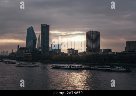 Die Ansicht des Londoner Soutbank von Waterloo Bridge Stockfoto