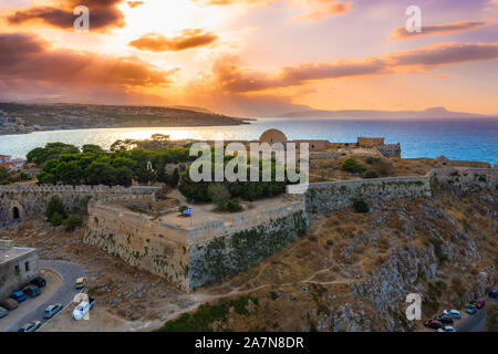 Rethimnon Stadt mit der Festung Fortezza, Kreta, Griechenland. Stockfoto