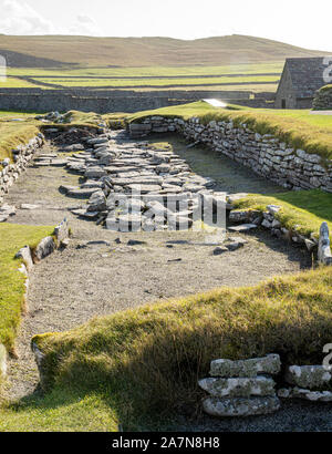 Ein Blick auf den Umriss eines Wikinger-Langhauses in der antiken Siedlung Jarlshof auf der Insel Shetland Stockfoto