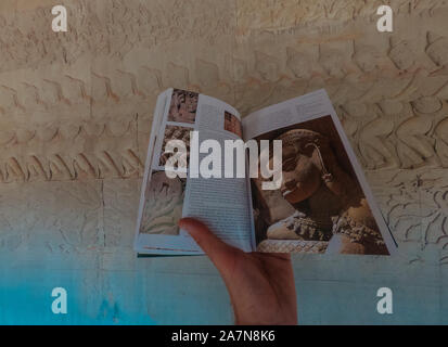 Acient Wandmalereien und Höhlenmalereien mit Buch in der Hand auf Agkor Wat Tempel Mauern Stockfoto