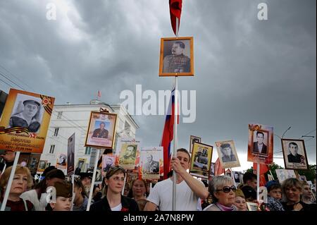 Orel, Russland, 09. Mai, 2019: Der Tag des Sieges, unsterbliche Regiment Parade. Masse, die mit Porträts von Stalin und ihre Vorfahren gegen Trübe graue Himmel backgrou Stockfoto