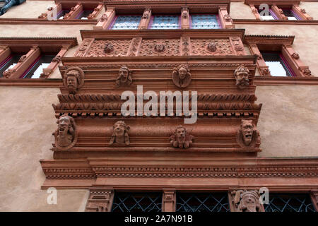 Gargoyle auf einem Balkon eines alten Hauses in Colmar, Frankreich Stockfoto