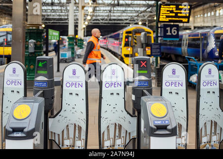 Ticket Barrieren an der Waverley Station, Edinburgh, Schottland, Großbritannien. Stockfoto