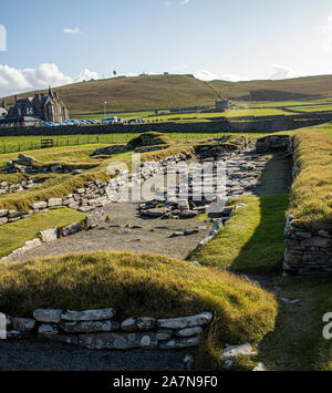 Ein Blick auf den Umriss eines Wikinger-Langhauses in der antiken Siedlung Jarlshof auf der Insel Shetland Stockfoto