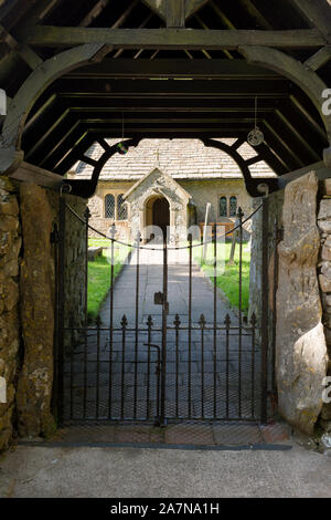 St Leonards Kirche im Ortsteil Kapelle-le-Dale in den Yorkshire Dales National Park, North Yorkshire, England. Stockfoto