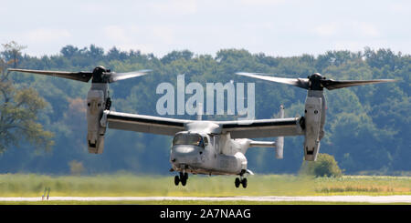 Ein Marine Bell Boeing V-22 Osprey, da es Ansätze der London International Airport für Airshow London, September 2019. Stockfoto