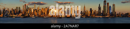 Panoramablick auf die Stadt New York Sonnenuntergang auf Midtown West, die Wolkenkratzer und den Hudson Yards. Blick auf Manhattan, den Hudson River Banken. USA Stockfoto