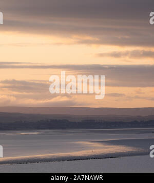 Sonnenaufgang über der Morecambe Bay; Blick von Grange über Sands England Stockfoto