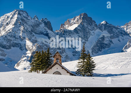 Winter Blick auf den Gletschern und Gipfeln des Nationalparks Ecrins (Pic Gaspard) mit La Chappelle-des Fusillés. Col du Lautaret, Hautes-Alpes Stockfoto