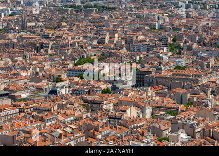 Sommer Blick auf Marseille Dächer (in der Mitte der Stadt). Bouches-du-Rhône (13), Provence-Alpes-Cote d'Azur, Frankreich, Europa Stockfoto