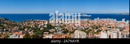 Panoramablick Sommer Blick auf Marseille Dächer mit Ile du Frioul und Ile d'If und das Mittelmeer. Bouches-du-Rhône (13) Stockfoto