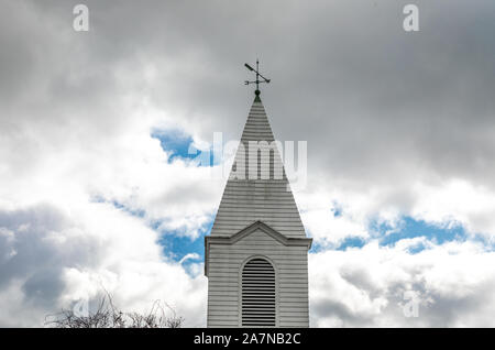 Alte Kirchturm mit einer Wetterfahne gegen einen stürmischen Himmel im Osten von Long Island, NY Stockfoto