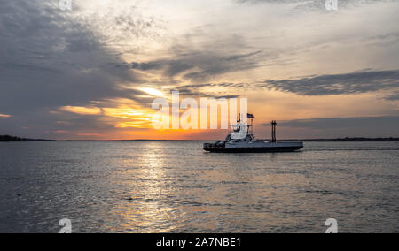 Shelter Island South Ferry Crossing bei Sonnenuntergang auf einen Tag fallen, Shelter Island, NY Stockfoto