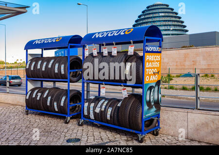 Almada, Portugal. Reifen auf Rack Norauto Auto oder Auto Teile Shop und Tankstelle oder Werkstatt in Almada Forum Shopping Mall oder Mitte. Stockfoto