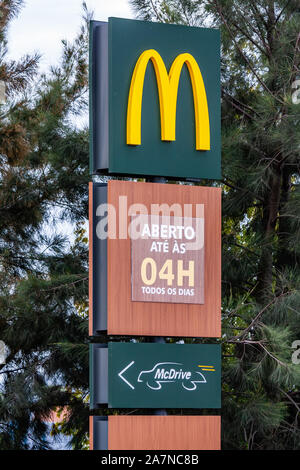 Coina, Portugal. Repräsentant von McDonald's mit goldenen Bögen am Eingang von einem McDonalds Restaurant Information der McDrive Drive Thru Service. Stockfoto