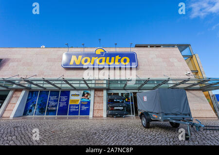 Almada, Portugal. Norauto Auto oder Auto Teile Shop und Tankstelle oder Werkstatt in Almada Forum Shopping Mall oder Mitte. Norauto ist eine französische. Stockfoto