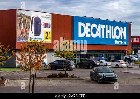 Coina, Portugal. Eingang des Decathlon store in der Barreiro Planet Retail Park. Decathlon ist ein französisches Unternehmen und der größte Sportartikel. Stockfoto