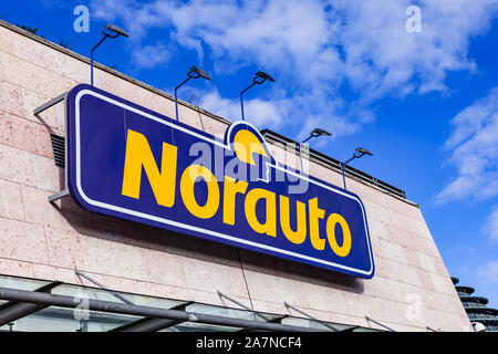 Almada, Portugal. Der Norauto Namensschild Auto oder Auto Teile Shop und Tankstelle oder Werkstatt in Almada Forum Shopping Mall oder Mitte. Norauto Stockfoto