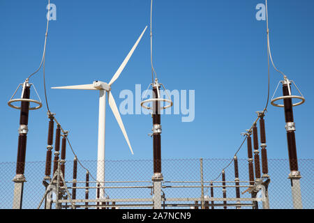 Windmühle für Stromerzeugung und der elektrischen Unterstation in Spanien. Stockfoto