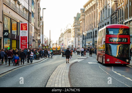 London, UK, 23. Februar 2019: Rush Hour in der Oxford Street Stockfoto