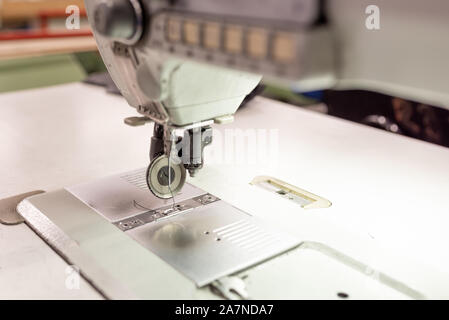 Nähmaschine Arbeitsbereich im Shop. Schuhherstellung. Stockfoto