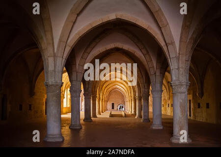 Alcobaca, Portugal. Schlafsaal der Mönche das Kloster von Santa Maria de Alcobaca Abtei. Meisterwerk der mittelalterlichen gotischen Architektur. Zisterzienser Religiöse Stockfoto