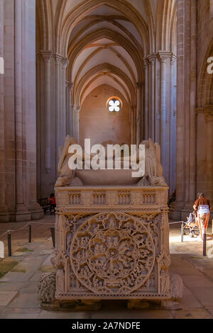 Alcobaca, Portugal. Gothic Grab von König Dom Pedro mit liegerad Bildnis. Monasterio de Santa Maria de Alcobaca Abtei. Grabkunst Meisterwerk. Stockfoto