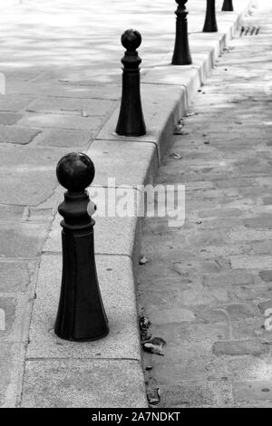 Blick Auf Die Gepflasterte Straße. Pariser Architektur des Place Dauphine. Ikonische Historische Wahrzeichen von Paris, Frankreich. Stockfoto