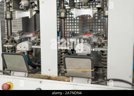 Maschine für die Bildung des vorderen Teil. Schuhherstellung. Stockfoto