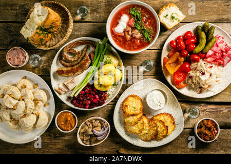 Auswahl von traditionellen ukrainischen Essen - borsch, Perogies, Kartoffelpuffer, eingelegtes Gemüse Stockfoto