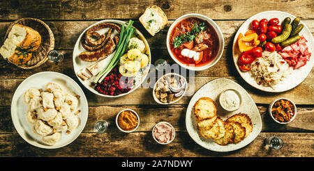 Auswahl von traditionellen ukrainischen Essen - borsch, Perogies, Kartoffelpuffer, eingelegtes Gemüse Stockfoto