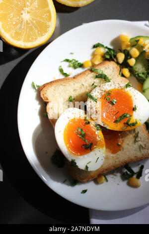 Pochiertes Ei mit Flüssigem Eigelb auf Toast. Gesundes Mittagessen. Einstellung Für Den Tisch Für Die Lebensmittel-Styling-Einstellung. Stockfoto