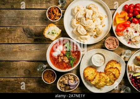 Auswahl von traditionellen ukrainischen Essen - borsch, Perogies, Kartoffelpuffer, eingelegtes Gemüse Stockfoto