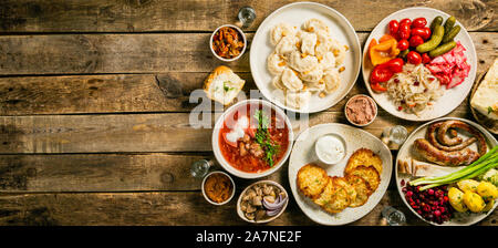 Auswahl von traditionellen ukrainischen Essen - borsch, Perogies, Kartoffelpuffer, eingelegtes Gemüse Stockfoto