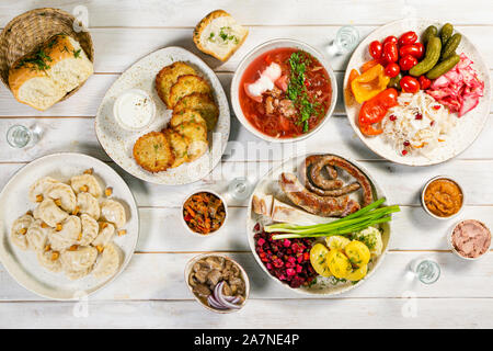 Auswahl von traditionellen ukrainischen Essen - borsch, Perogies, Kartoffelpuffer, eingelegtes Gemüse Stockfoto