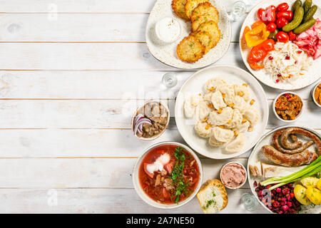 Auswahl von traditionellen ukrainischen Essen - borsch, Perogies, Kartoffelpuffer, eingelegtes Gemüse Stockfoto